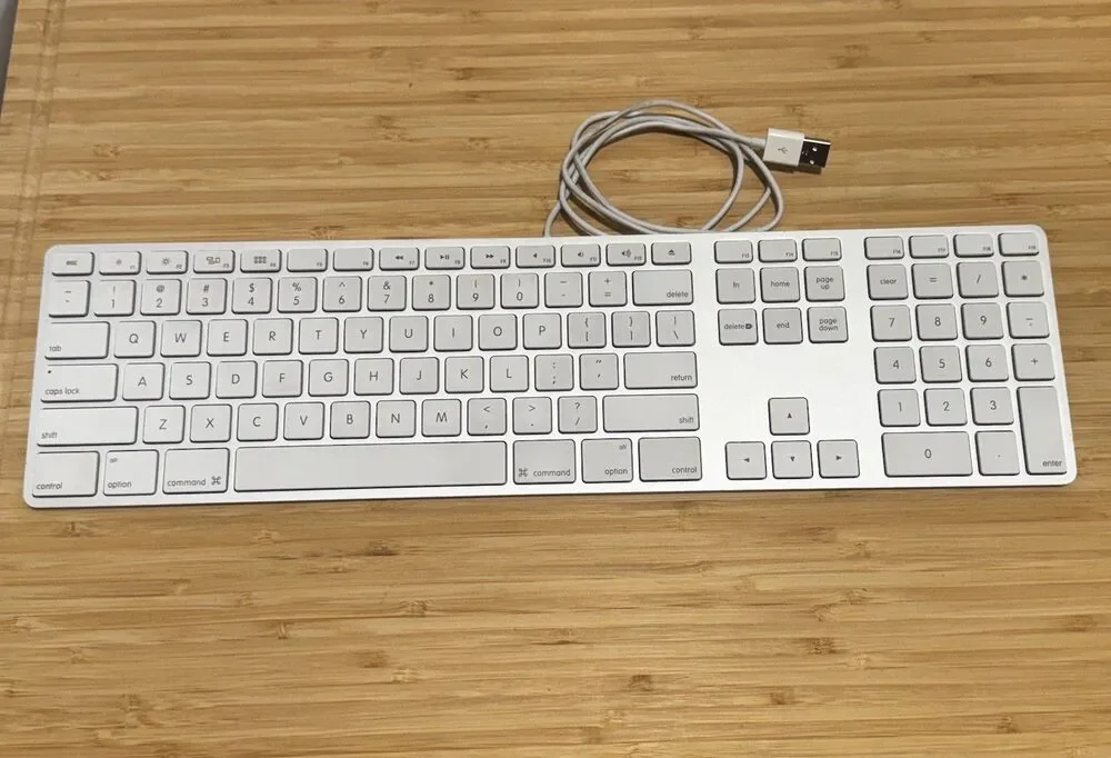 Genuine Apple A1243 Wired Mac USB Keyboard w/ Numeric Keypad White TESTED